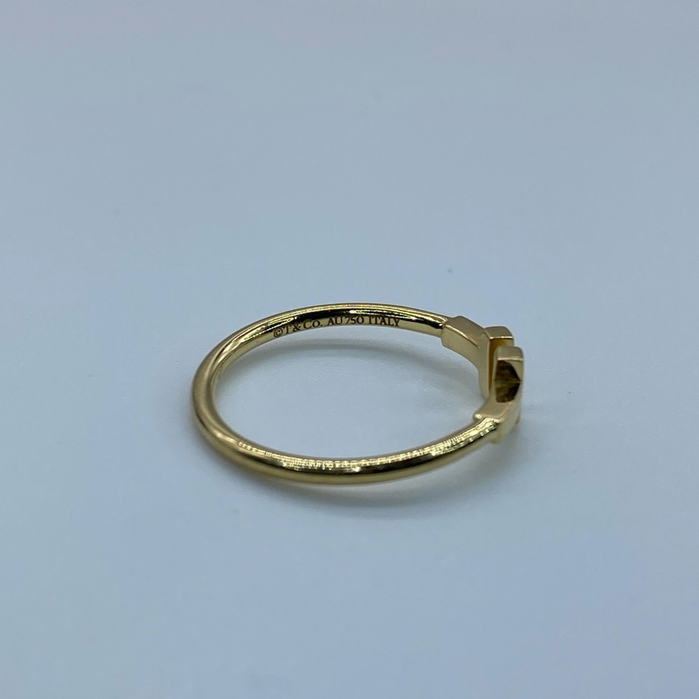 Tiffany T Wire Ring in 18k Gold - Picture 2 of 12